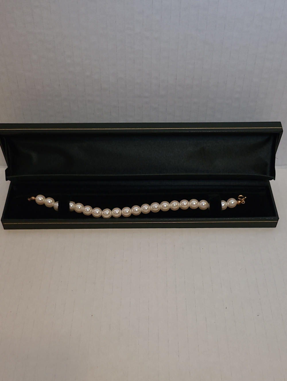 Vintage White Pearl Bracelet with Gold Clasp